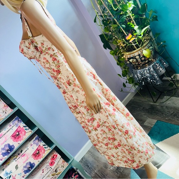 Carmen Bustier Sundress
HOUSE OF CB - Picture 14 of 17